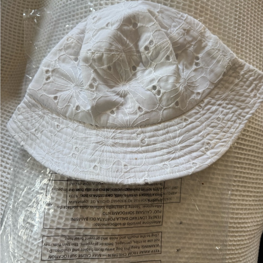 Isaac Mizrahi White Eyelet Bucket Hat